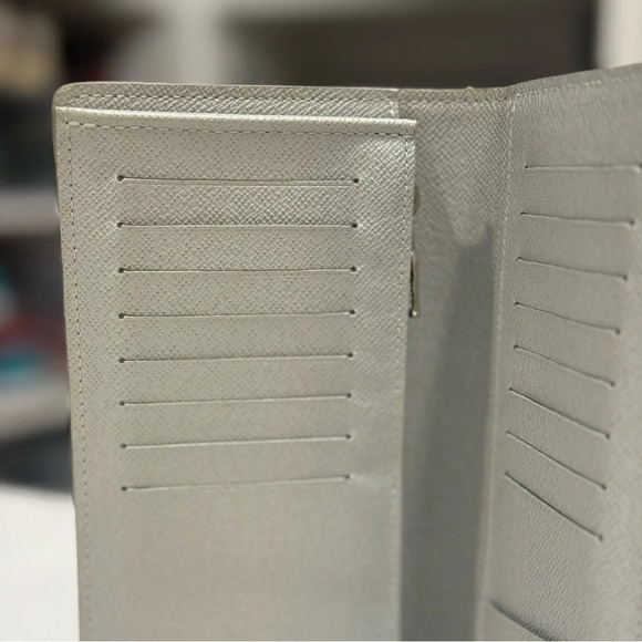 Louis Vuitton Brazza Monogram Logo White Wallet Limited Edition - Picture 5 of 6